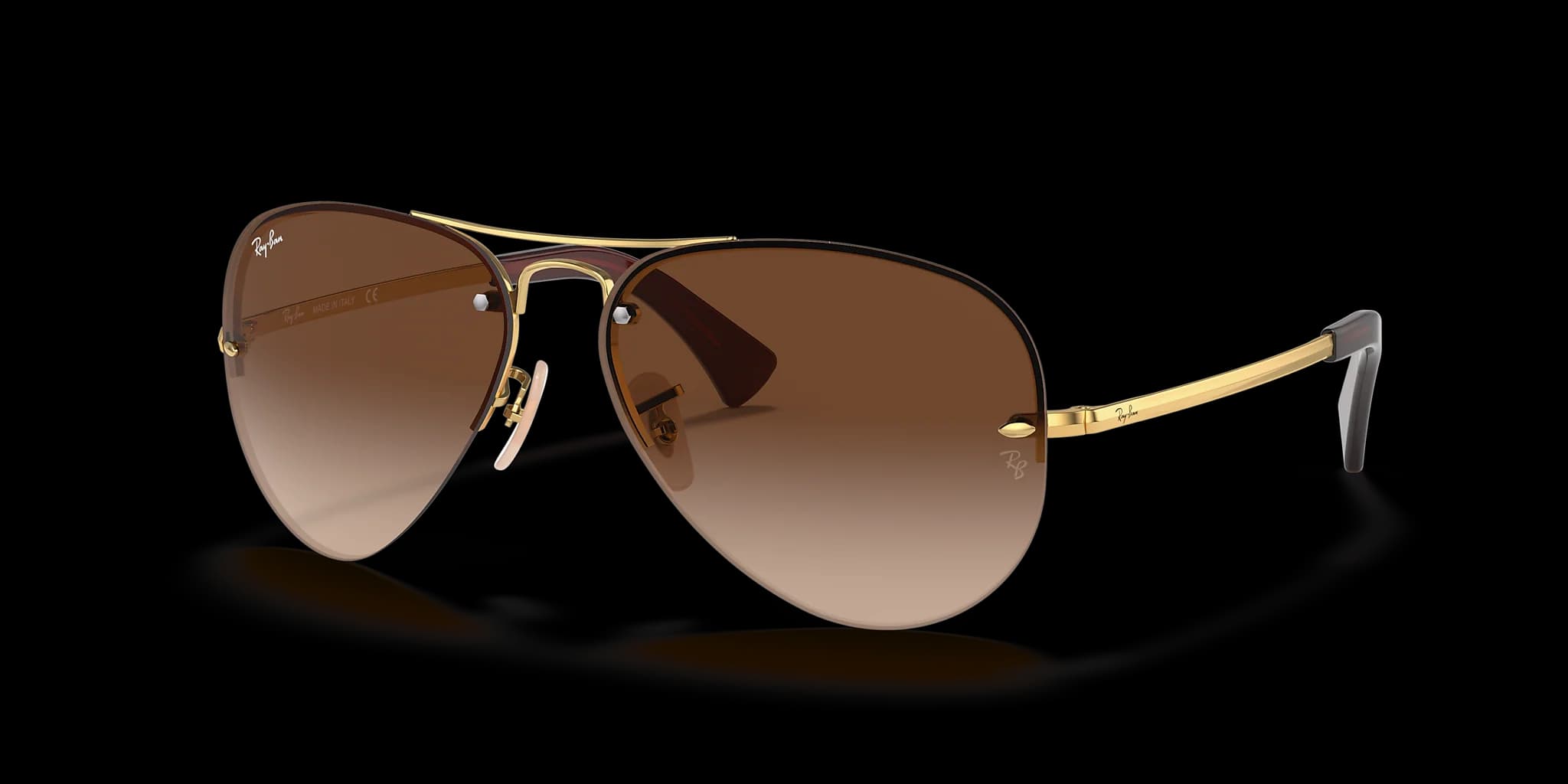 Lentes de sol Ray-Ban RB3449 aviador, armazón oro con mica café degradada, vista 3/4 con sombra