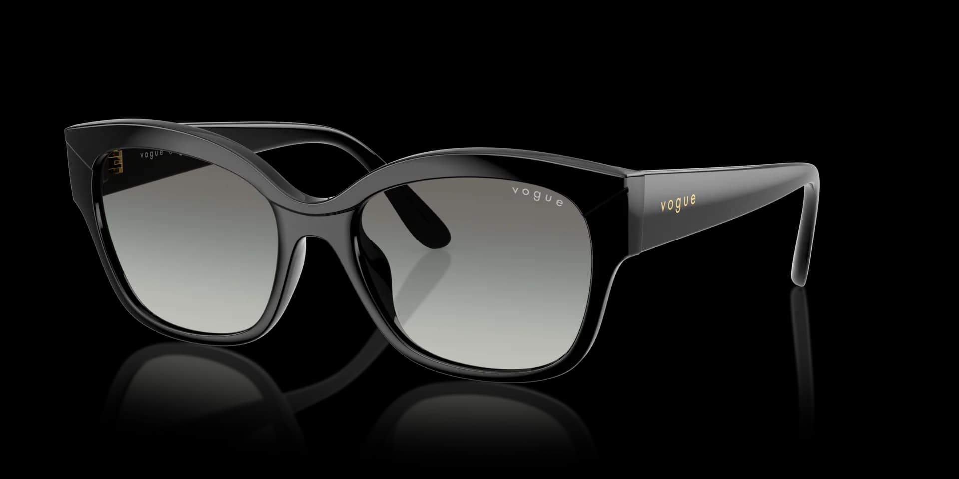 Lentes de sol Vogue VO5638SU, armazón negro con mica gris degradada, vista 3/4 con logo dorado en la varilla