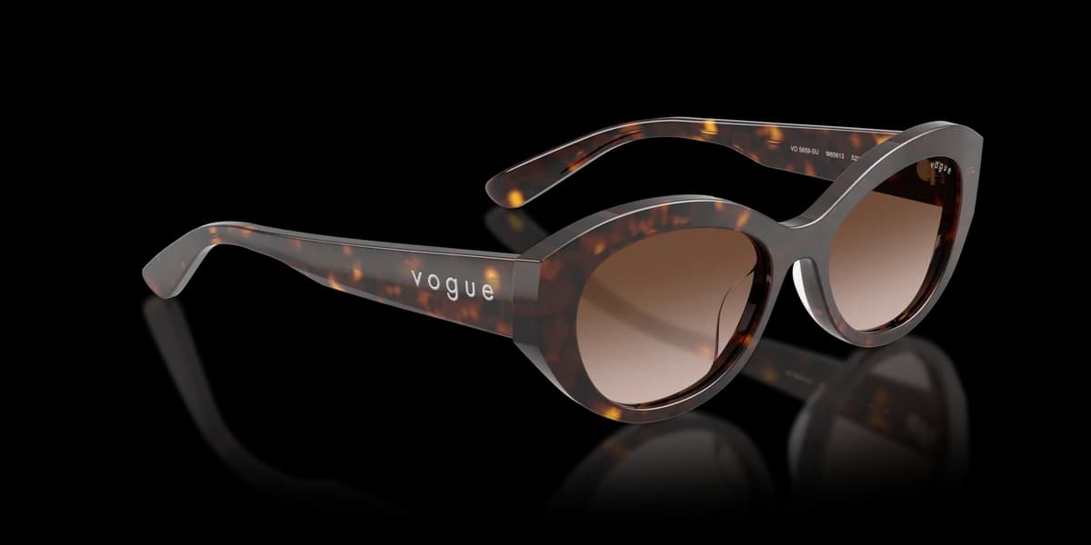 Lentes de sol Vogue VO5659SU carey oscuro con micas café degradadas, vista 3/4