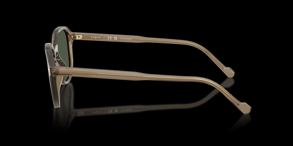 Lentes de sol Vogue VO5707S, armazón café transparente con mica verde polarizada, vista lateral