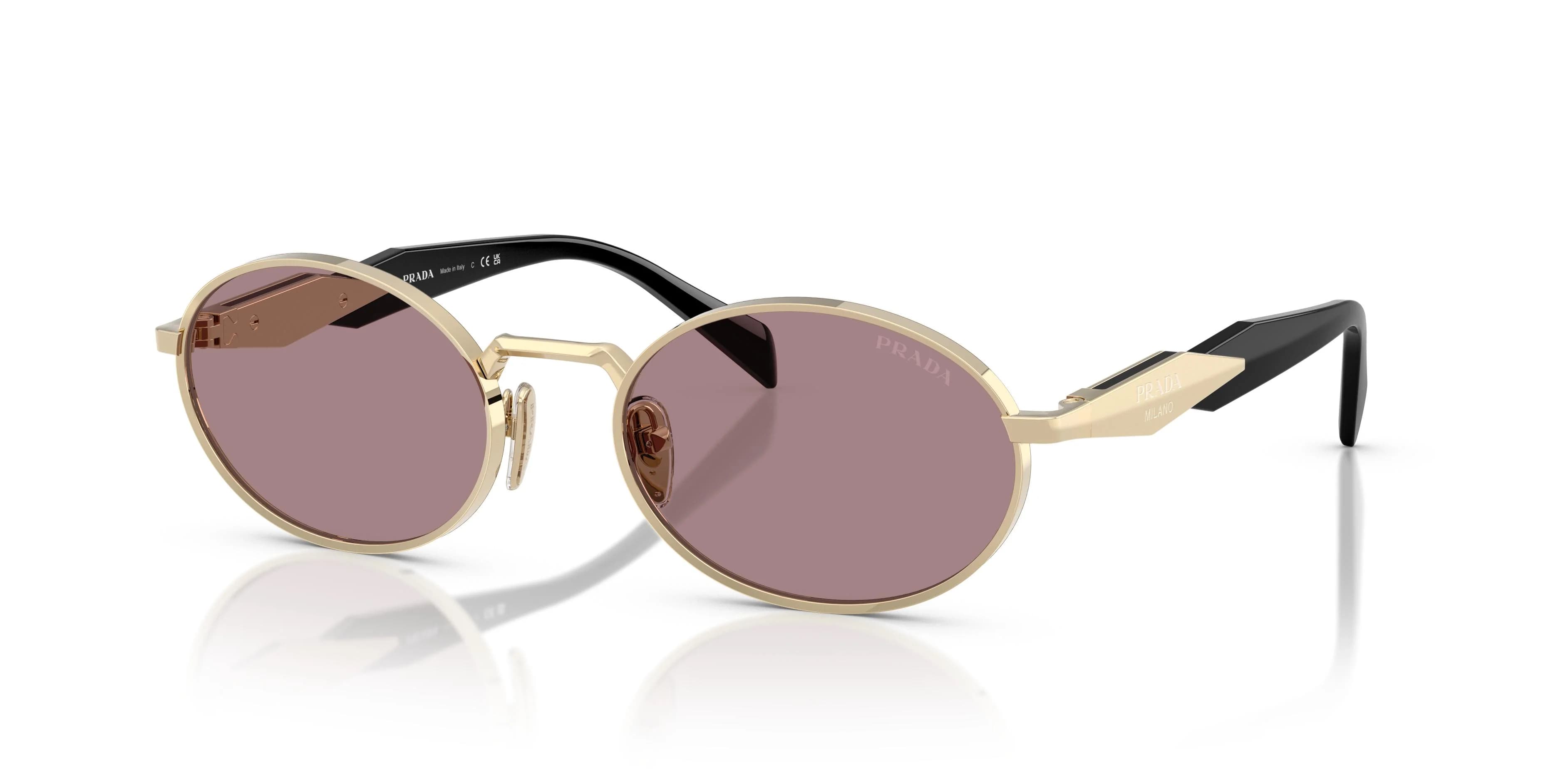 Lentes de sol Prada PR 65ZS ovalados, armazón oro pálido con mica malva, vista 3/4 con reflejo
