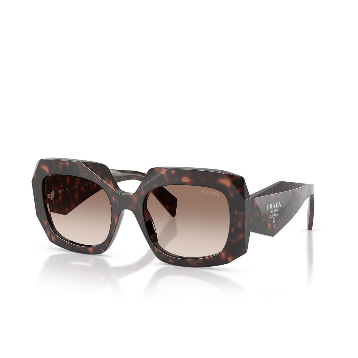 Lentes de sol Prada PR B23S en carey con cristales café degradados, vista 3/4