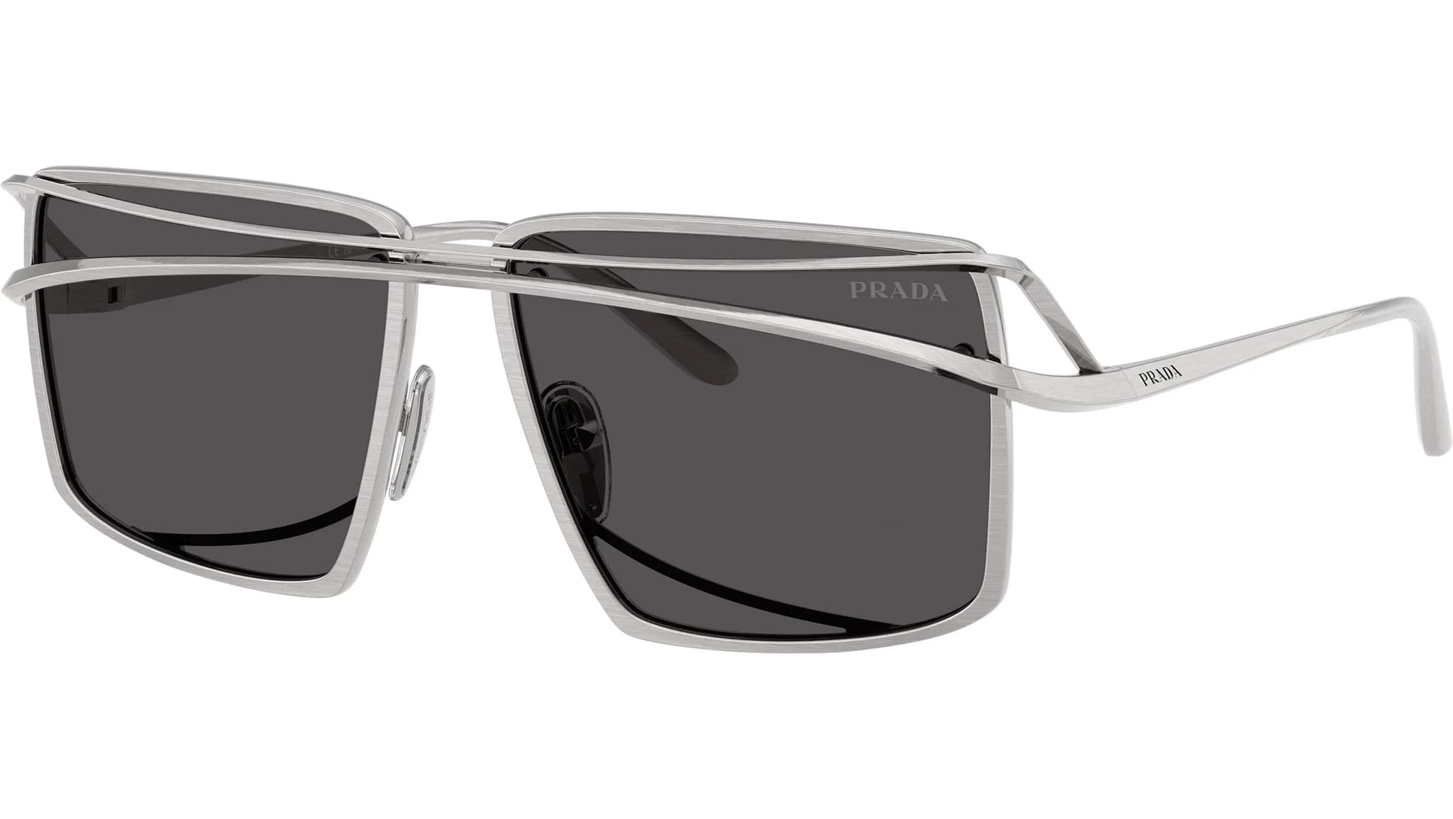 Lentes de sol Prada PR C55S, armazón plata cepillado con micas gris oscuro, vista 3/4 cercana