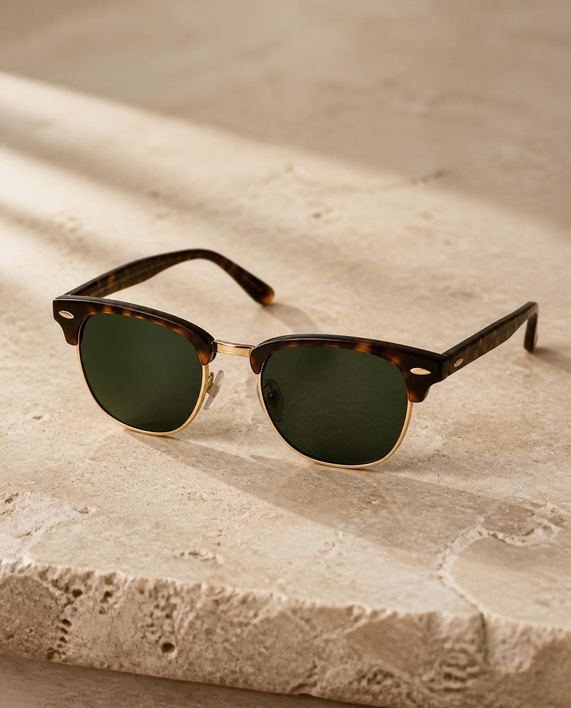 Ray-Ban Clubmaster carey con aro inferior dorado y cristales verdes, vista 3/4