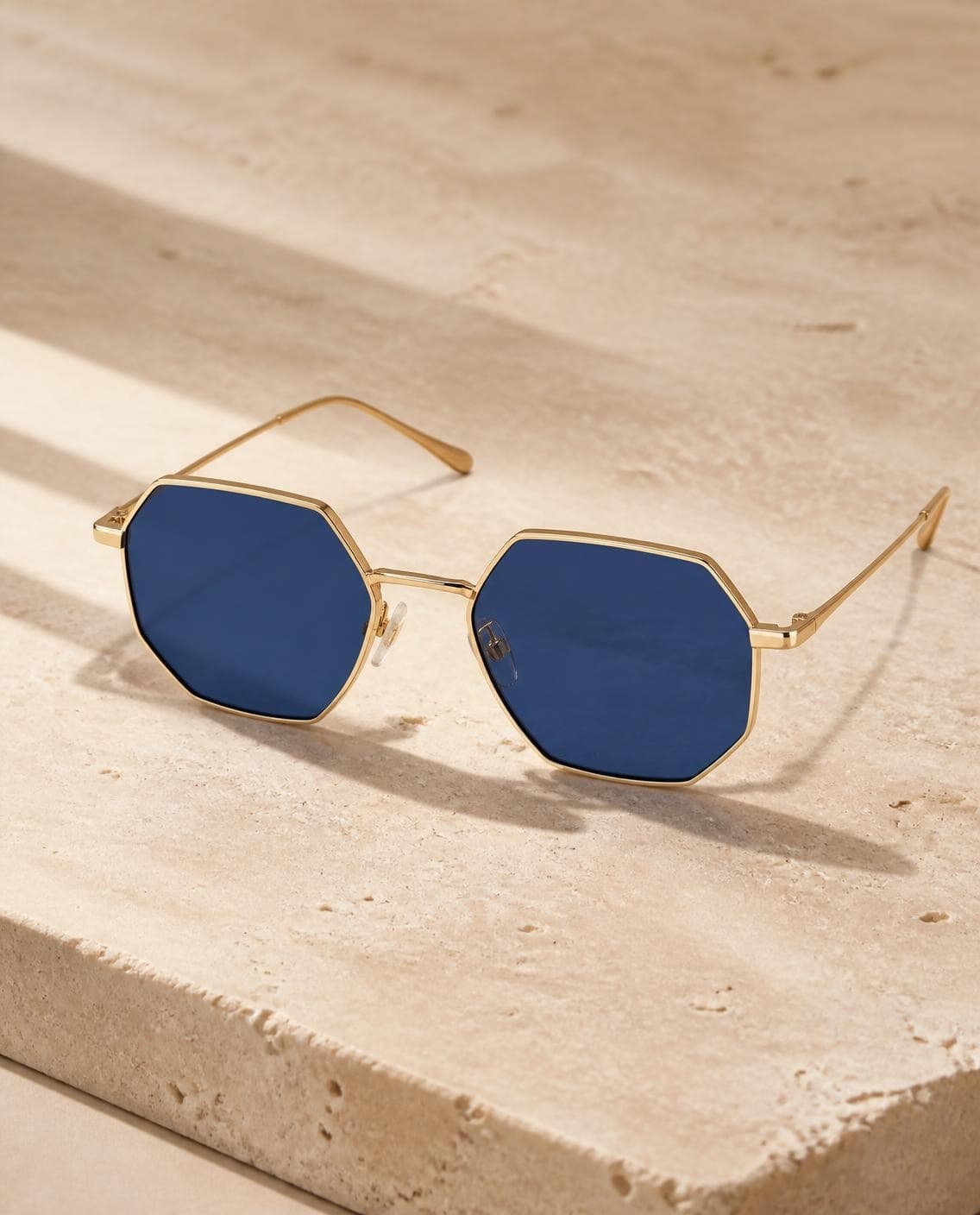 Ray-Ban Hexagonal dorado con cristales planos azules, vista 3/4