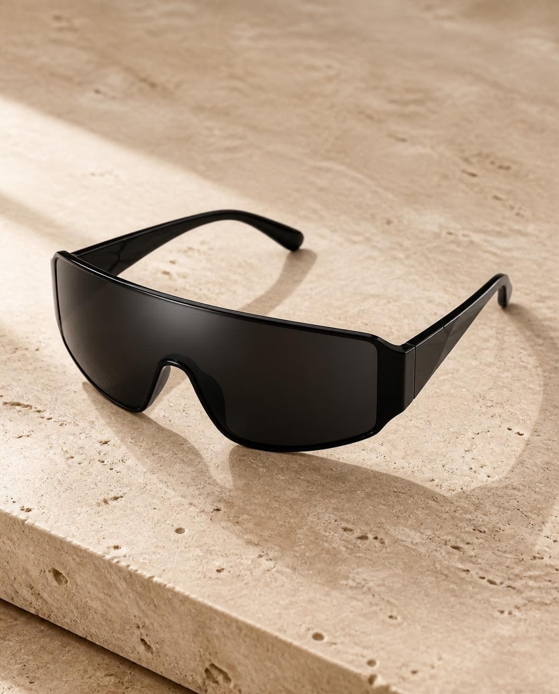 Glafa Malecón, lentes tipo máscara envolventes en negro, vista 3/4