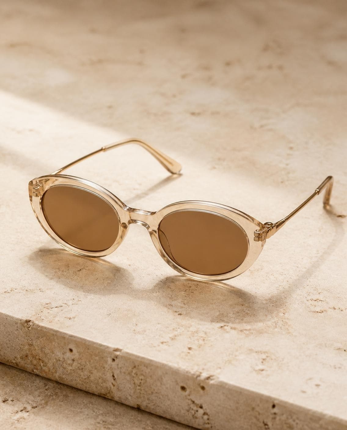 Glafa Ceuta oval en acetato cristal champagne con varillas doradas, vista 3/4