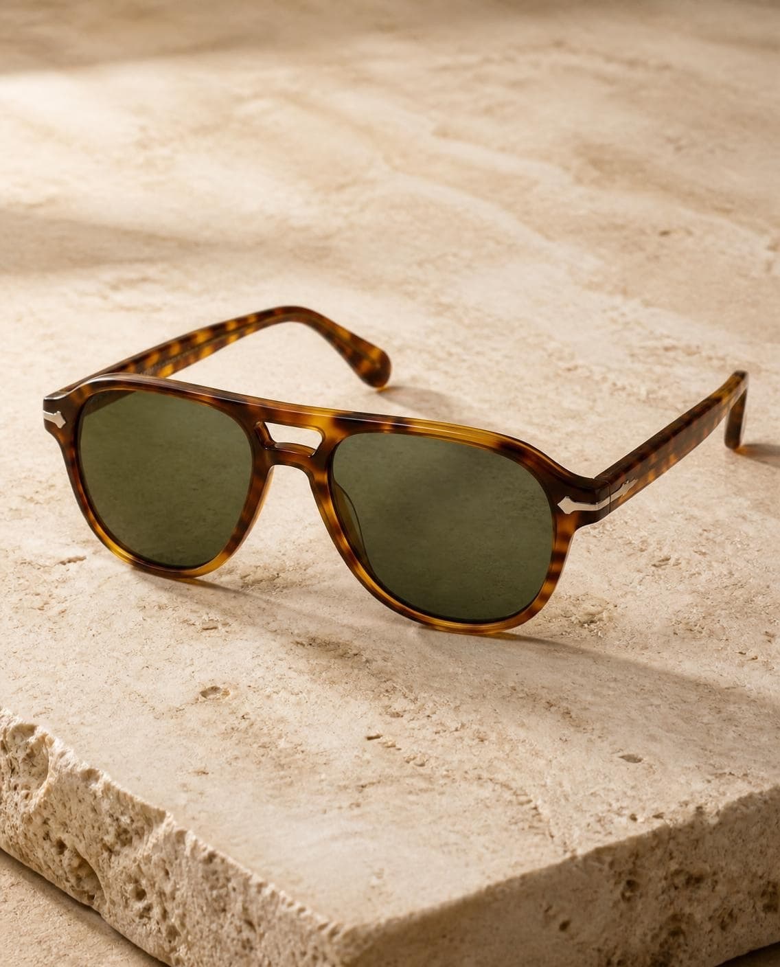 Persol 649 Original en carey miel con flecha plateada y cristales verdes polarizados, vista 3/4