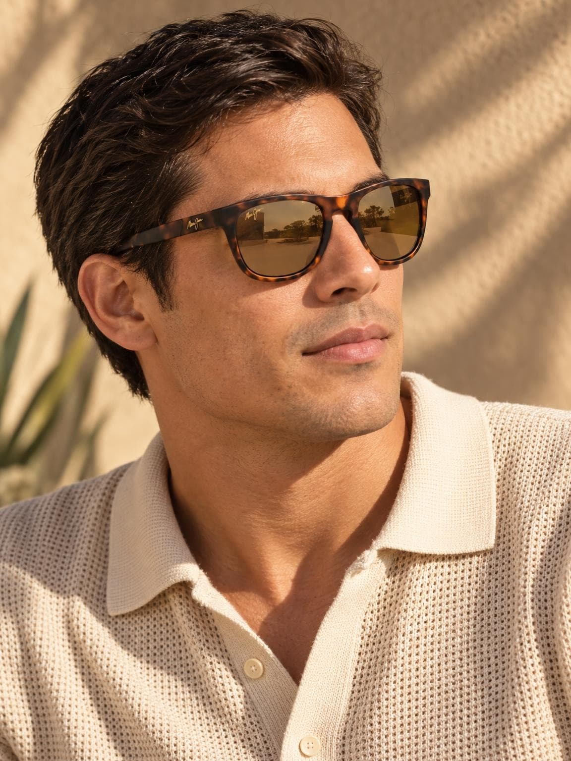 Hombre con lentes Maui Jim Melemele (imagen ilustrativa)