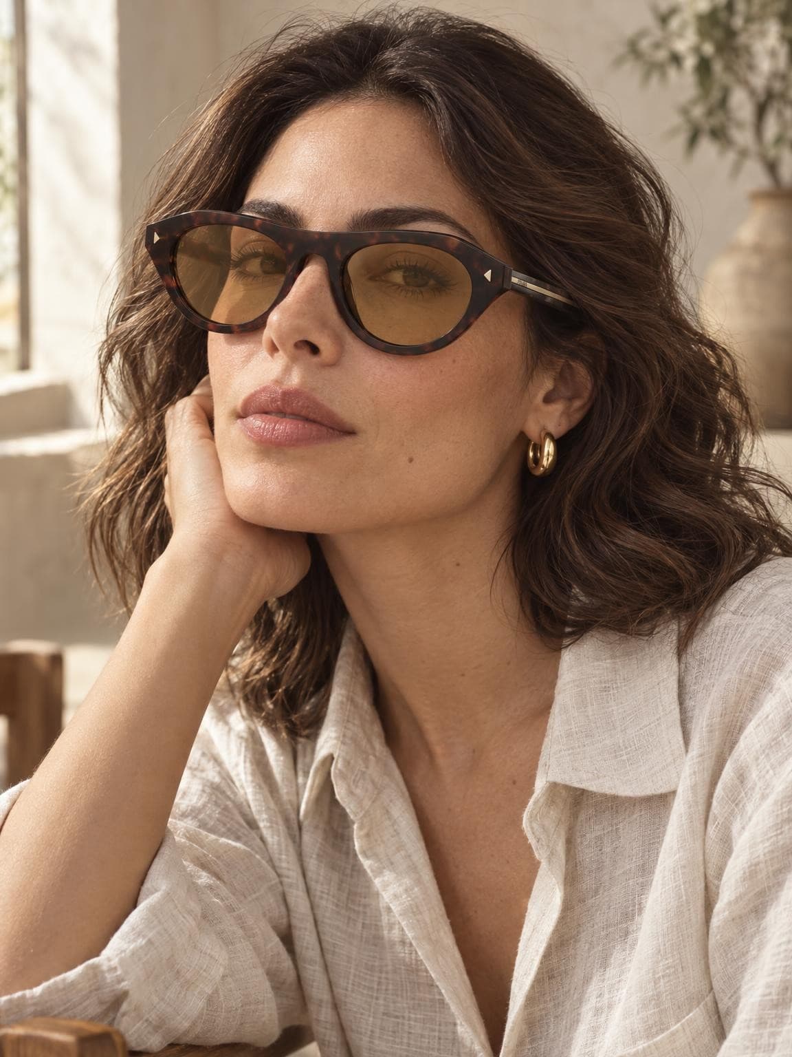 Mujer con lentes Prada PR B15S (imagen ilustrativa)