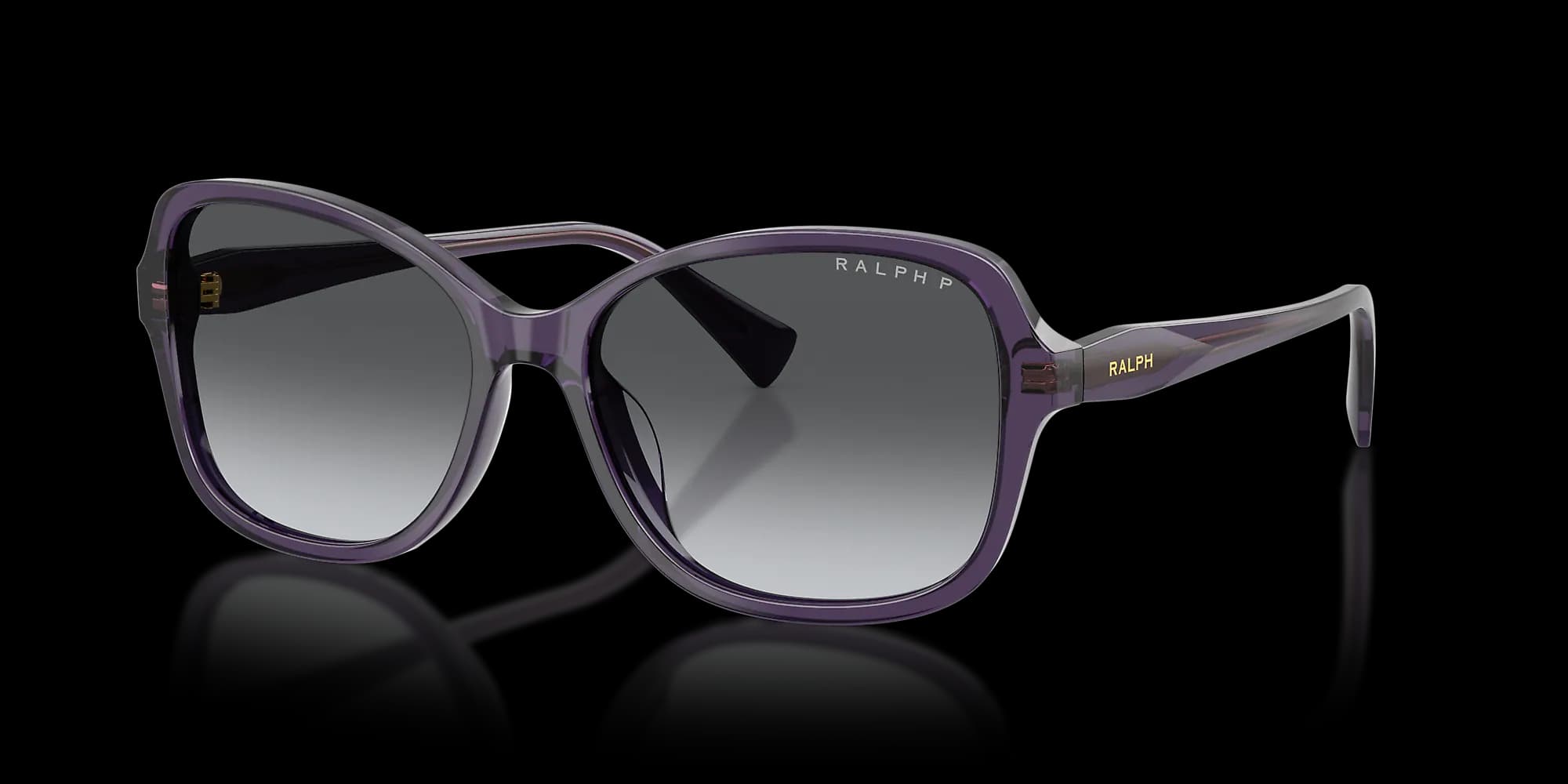 Lentes de sol Ralph RA5351U, armazón violeta transparente con mica gris degradada polarizada, vista 3/4