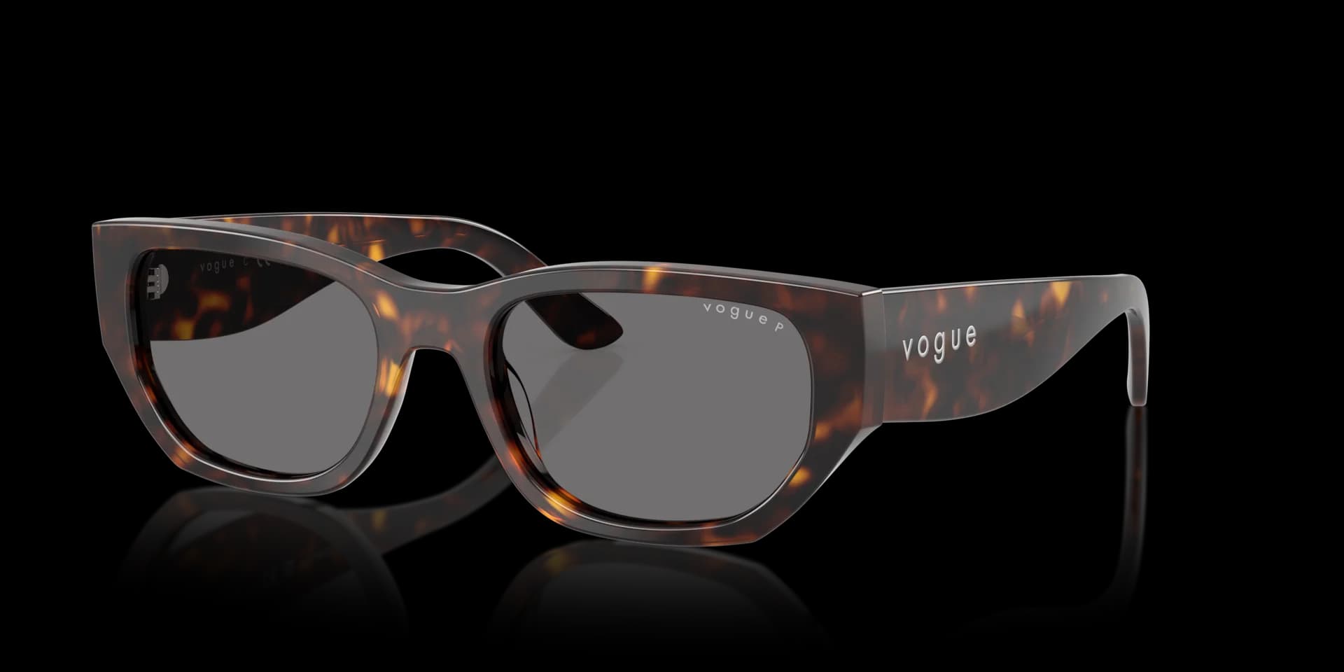Lentes de sol Vogue VO5586S carey oscuro con mica gris polarizada, vista 3/4 izquierda