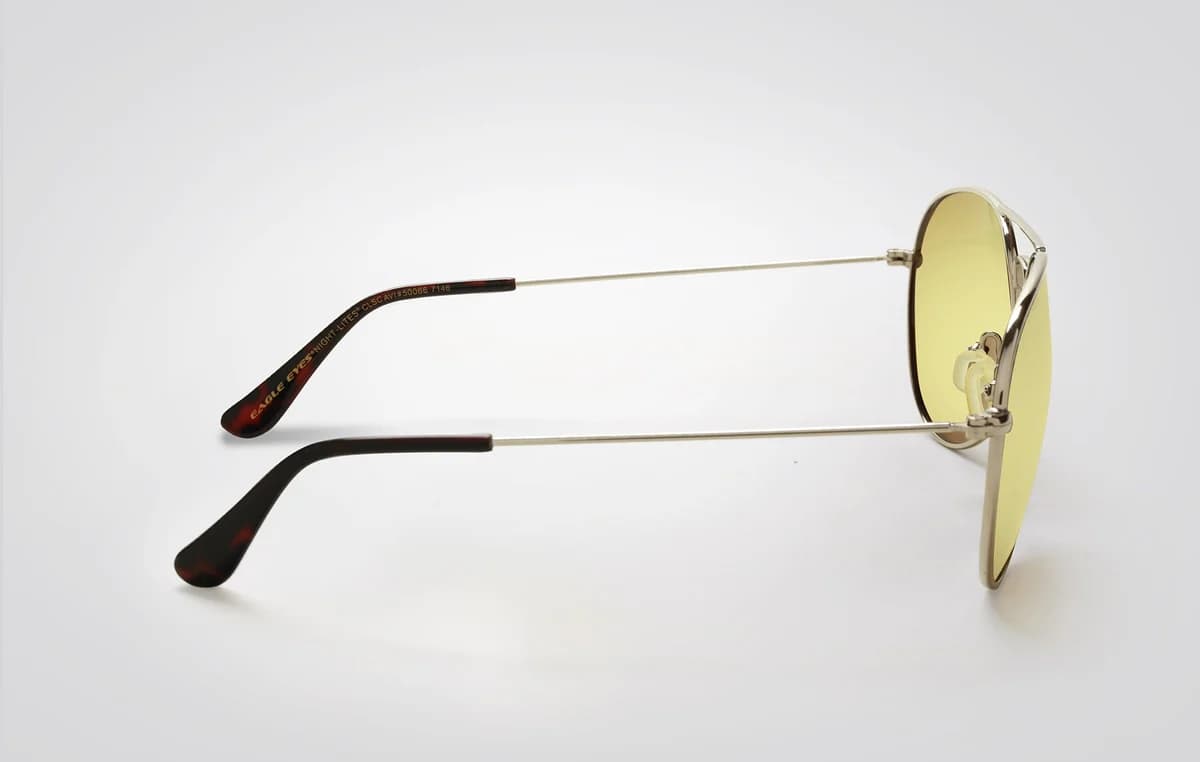 Lentes Eagle Eyes Night-Lites Classic Aviator, armazón dorado y mica amarilla, vista lateral